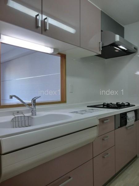 Kitchen. Hakadori you dishes in the 3-burner stove