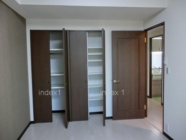 Receipt. Clothing and accessories will Katazuki plenty of storage!