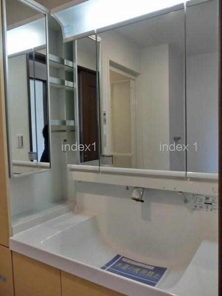 Wash basin, toilet. It is the washstand of convenient-to-use shower faucet