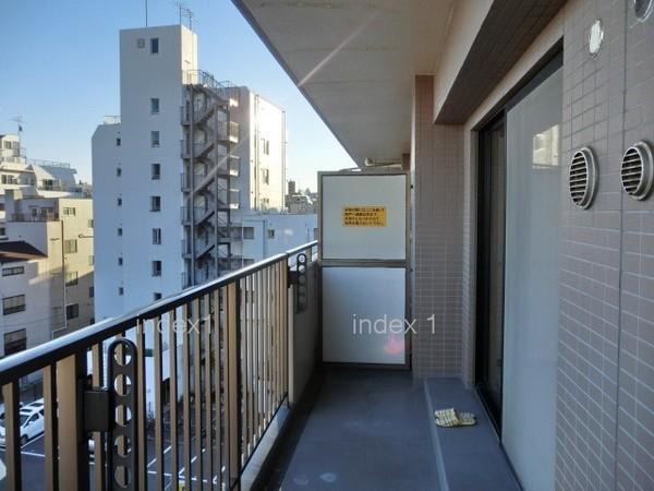 Balcony. Yang per good! Jose you a lot laundry!