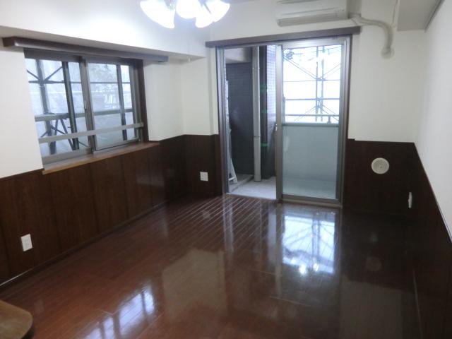 Living. Indoor (September 2013) living room window in the shooting southeast angle the room has become a Haisasshi, It is a bright room.