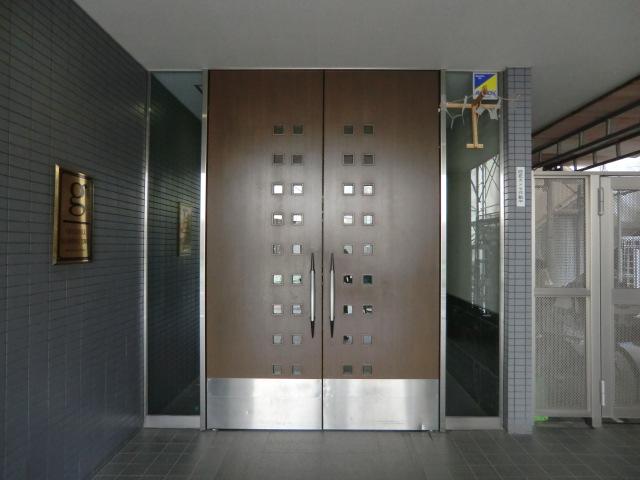 Entrance. Common areas