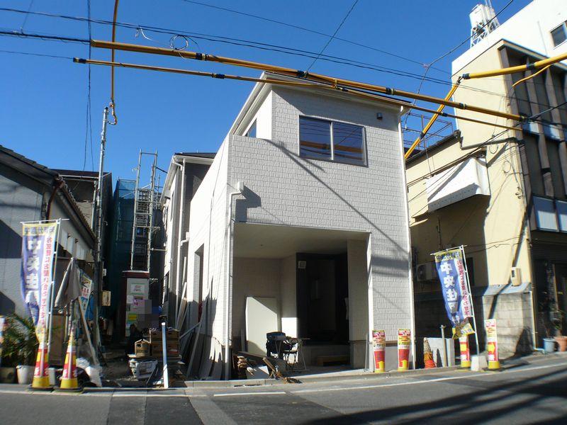 It is a newly built property of the two-story. 1 Building is put one in the built-in carport with. It is a newly built property of the two-story. 