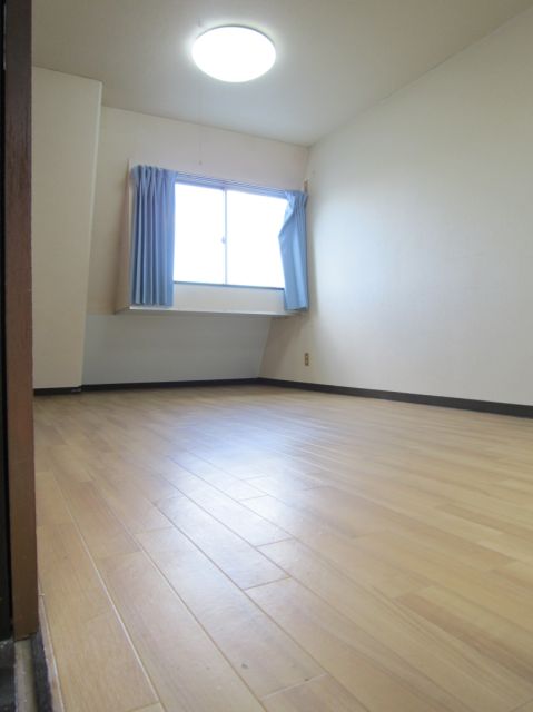 Living and room. Maisonette second floor is spacious