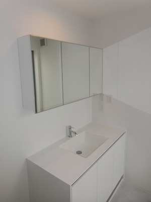 Washroom. Three-sided mirror with separate wash basin