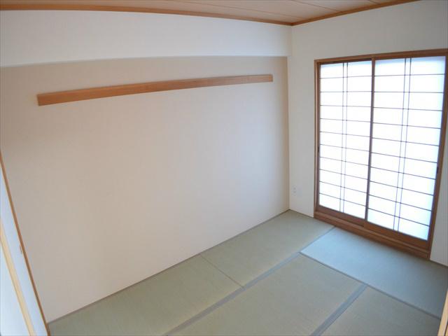 Non-living room. There is Japanese-style room next to the living room