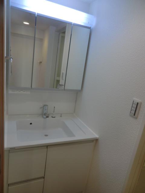 Wash basin, toilet. Indoor (11 May 2013) Shooting