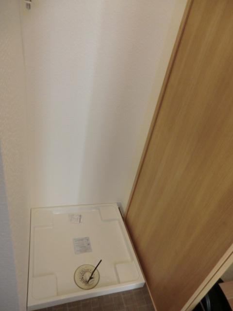 Wash basin, toilet. Indoor (11 May 2013) Shooting, Laundry Area