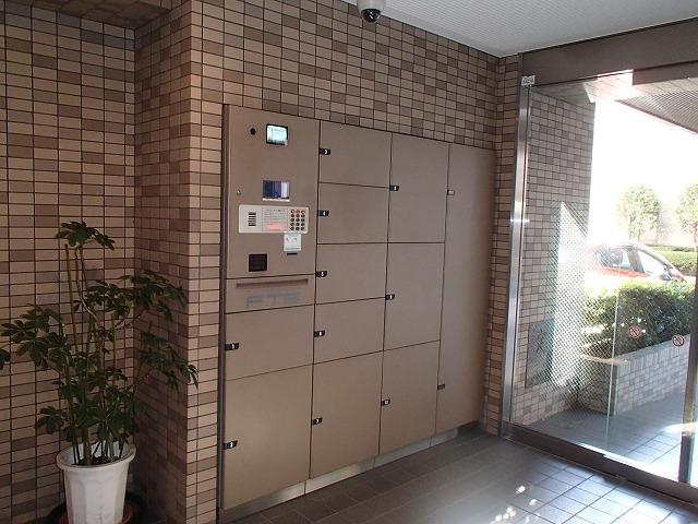 Entrance. 1995 Year Built, Courier BOX ・ Auto-lock is equipped.