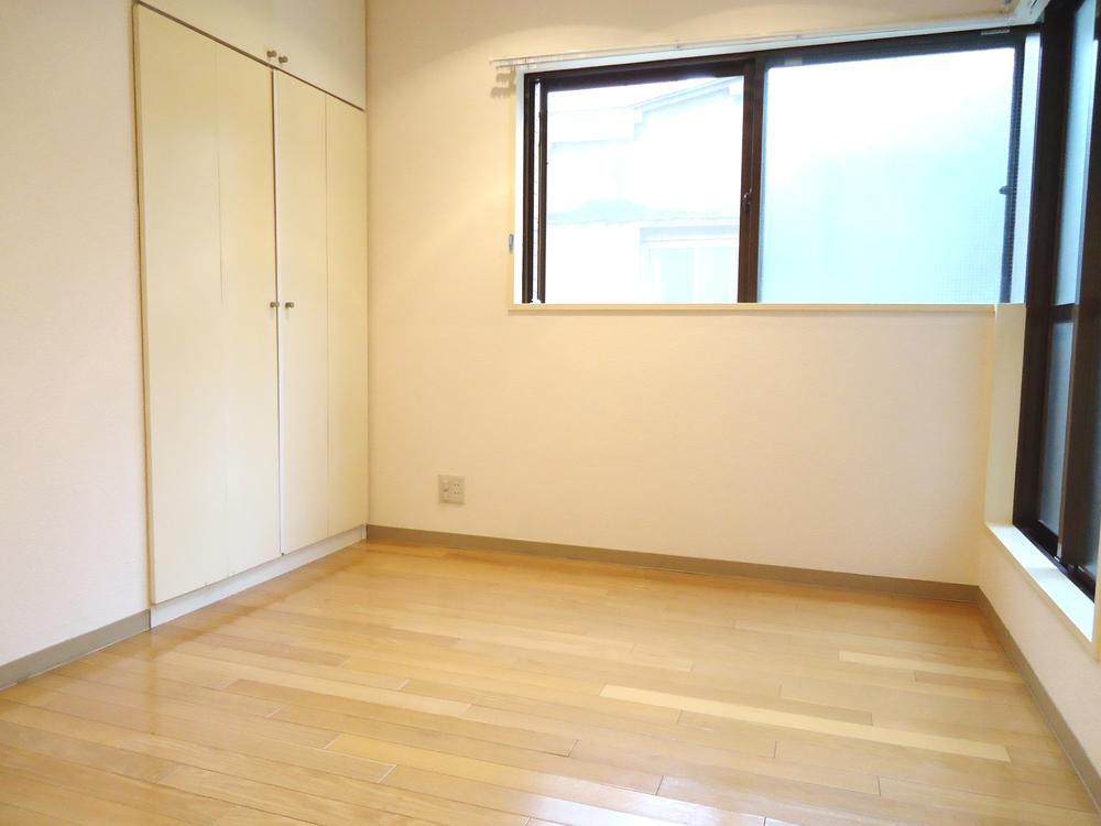 Non-living room. Local (12 May 2013) Shooting.