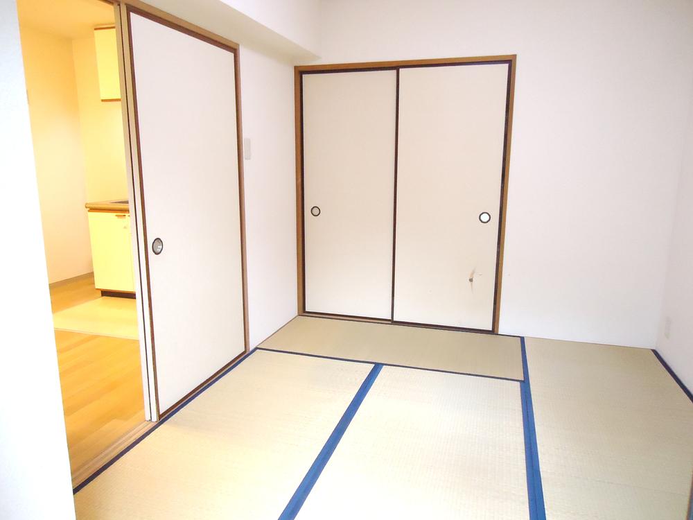 Non-living room. Local (12 May 2013) Shooting.