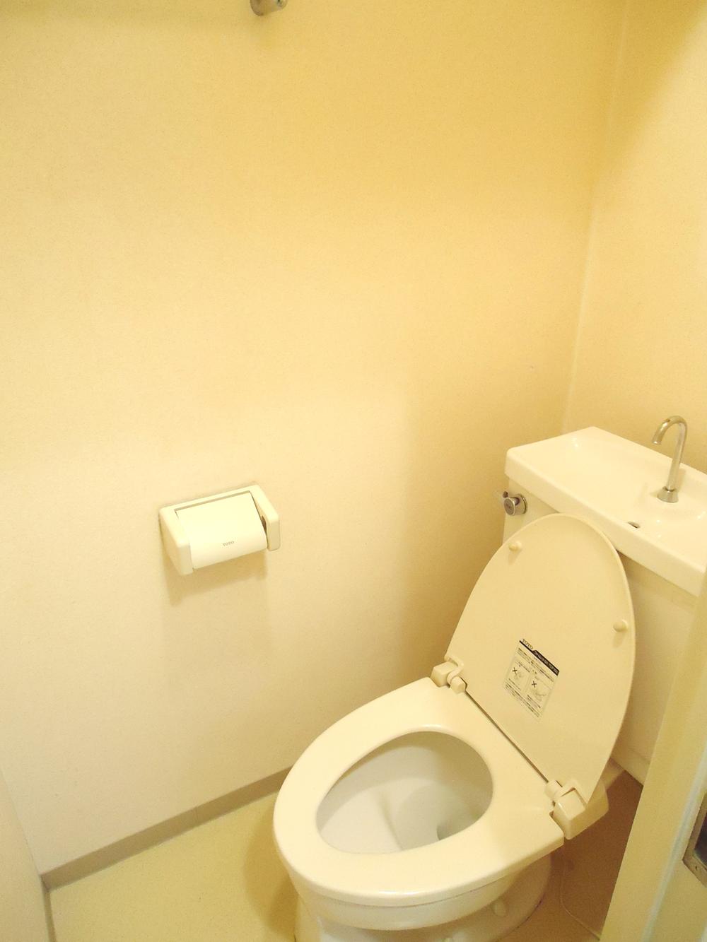 Toilet. Local (12 May 2013) Shooting.