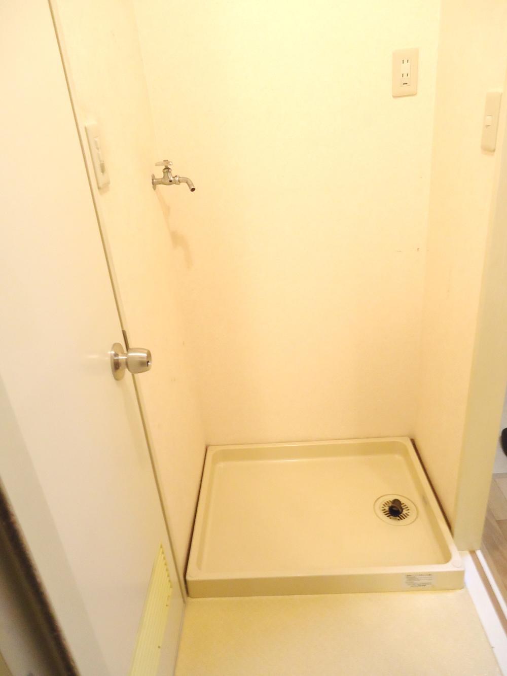 Wash basin, toilet. Local (12 May 2013) Shooting.