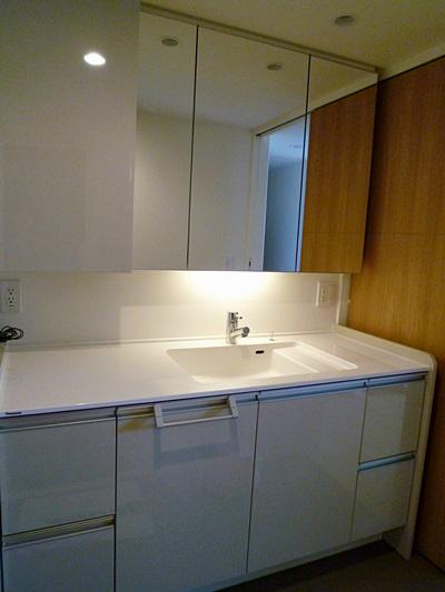 Wash basin, toilet. Single lever mixing faucet ・ Three-sided mirror storage capacity on the back is high linen cabinet will is provided with.