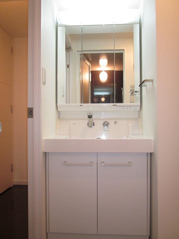 Wash basin, toilet. Indoor (10 May 2013) Shooting