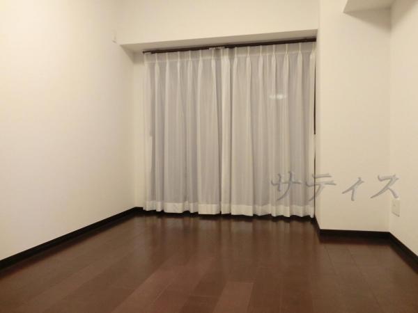 Non-living room. ~ About 4.5 Pledge of Western-style ~