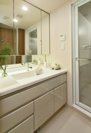 Bathing-wash room.  [Stylish bathroom vanity] Used widely, Vanity of functional and stylish design. Since large-scale three-sided mirror is equipped with soft-close function, It closes in quiet when closing the Kagamiura storage.