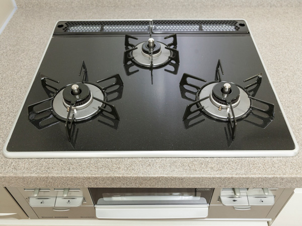 Kitchen.  [Pearl Crystal top three-necked stove] Strong firepower was also to possible energy saving ・ Eco-burner. Also easy degree of fire control function small fire, Pan bottom temperature sensor is equipped with center.