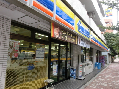 Convenience store. MINISTOP up (convenience store) 140m