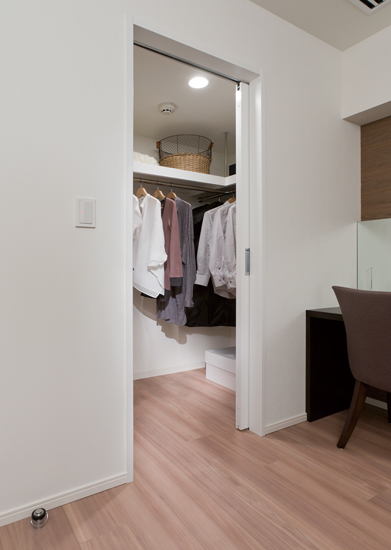 Other.  [Walk-in closet] Walk-in closet that can confirm the stored items at a glance is, Large-scale storage with the size of the room. In addition to the storage of a number of clothing, Drawers and chest to feet, You can put even shoe box. (Same specifications)