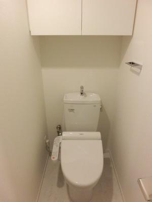 Toilet. Storage rack ・ Toilet is equipped with cleaning toilet seat