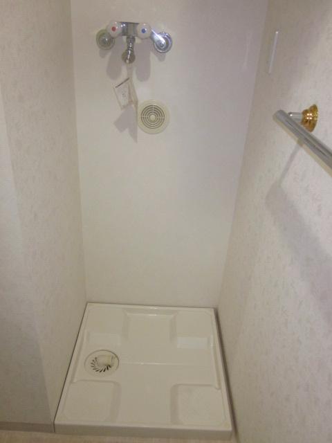 Wash basin, toilet. Room (August 2013) Shooting