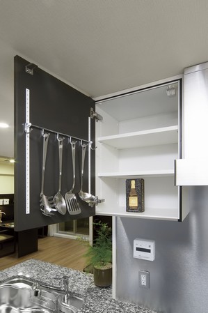 Kitchen hanging cupboard, Tadpole and ladle also is adequate over Rareyo will functional considerations. Since the width is suppressed, You open the view to the LD to the face-to-face over the counter