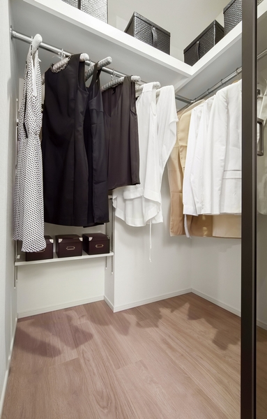 Walk-in closet of Western-style (1). It is secured to the ceiling near, Depth also relaxed the height. Since the sliding door has been adopted, Placement of the bed is also the constraint is less likely