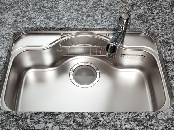 Kitchen.  [Quiet wide sink] Sink, Washable loose also, such as a frying pan or large pot, Adopt a wide size. In order to suppress the sound of the water wings, Is a low-noise type which has been subjected to special processing to sink back.