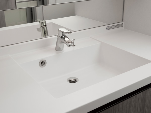 Bathing-wash room.  [Wash bowl & counter top] Oozes luxury, Integrated countertop there is no seam of the top plate and bowl. Difficult dirt, Since the scratch-resistant, Is easy to clean just wipe a quick.