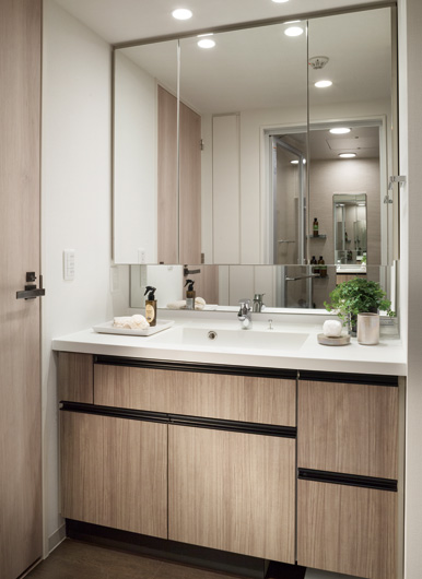 Bathing-wash room.  [bathroom] Adopted excellent Hansgrohe manufactured by single lever mixing faucet in functionality. In beautiful nestled, Produce a scene of everyday. Where you use every day, Wash room with improved cleanliness and beauty.