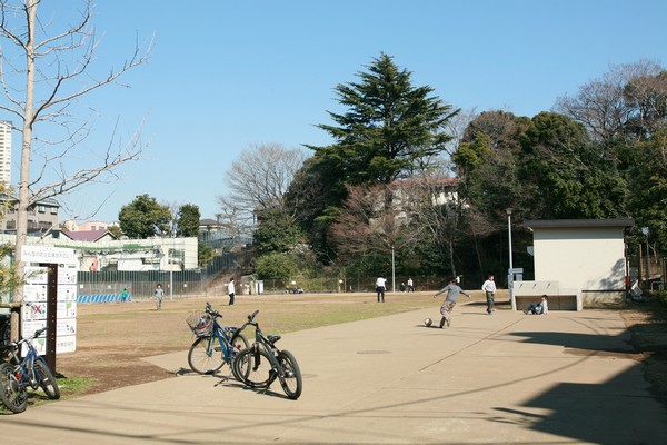 Many also park in the Yanaka. Among them, "Forest of disaster prevention Square Hatsune" the children dressed as a playground. To soccer, In baseball. After school is crowded with cheerful children's voices. [10-minute walk / About 800m]
