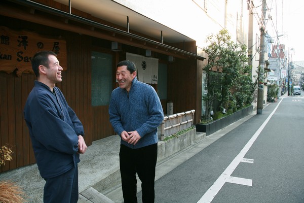 Ohashi, who talk to the husband of your neighborhood "ya inn Sawa" is bouncing. "Your! HOW YOU DOING? ! "Etc, If Mr. Ohashi is walk the streets, Acquaintance just. Even the strong ties between the region, One of the features of Yanaka. [About 1280m]