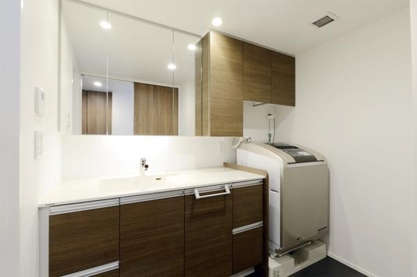 Wash basin, toilet. Indoor ((April 2013) Shooting