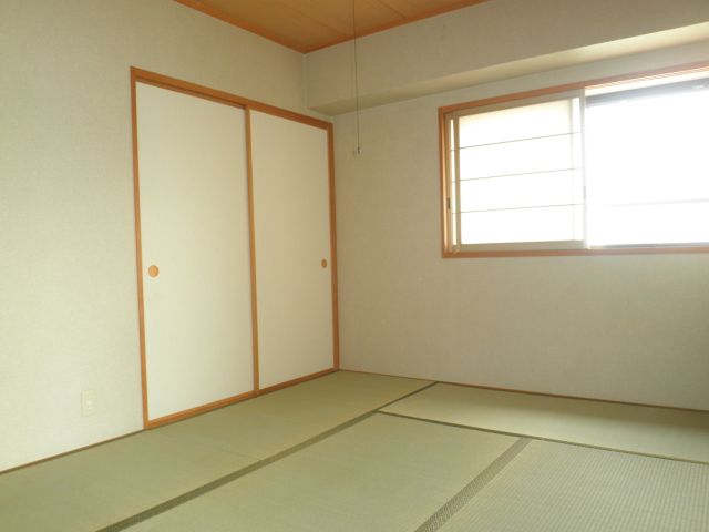 Living and room. Is a Japanese-style room.