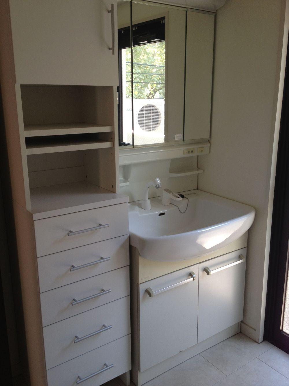 Wash basin, toilet. Indoor (10 May 2012) shooting