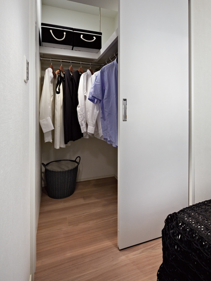 Receipt.  [Walk-in closet] Walk-in closet that can confirm the stored items at a glance is, Large-scale storage with the size of the room. In addition to the storage of a number of clothing, Drawer to feet and chest, You can put even shoe box.  ※ 70A type only. (It is less than or equal to 2 points, Building in the model room of the 2013 August shooting ・ 70A type)