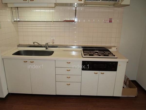 Kitchen. Hakadori you dishes in the 3-burner stove