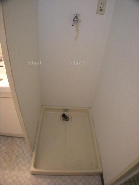 Wash basin, toilet. Also equipped with a washing machine storage in the room