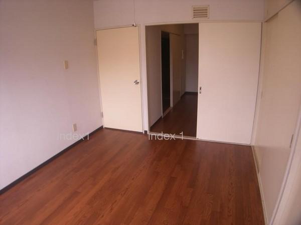 Non-living room. Guests can relax in the room quiet!