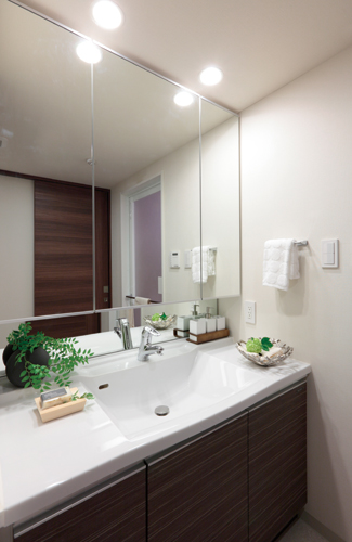 Bathing-wash room.  [Powder Room] Care easy, Wash room to wash the bowl of a beautiful artificial marble counter integrated in appearance provided. Three-sided mirror back storage Ya, Abundant storage space such as a linen cabinet has also been secured.