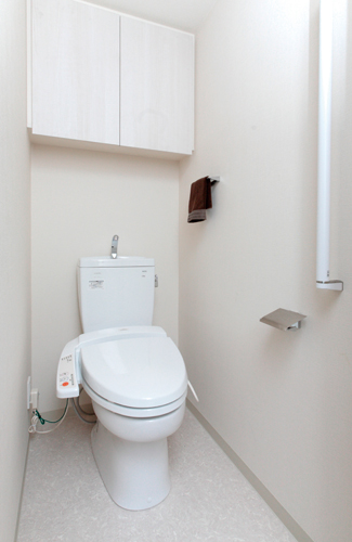 Toilet.  [Deodorization function with bidet] Started heating toilet seat warm water wash ・ Adopted multifunctional bidet having a deodorizing function. Also, The amount of water is adopted water-saving type that can be reduced than the conventional.