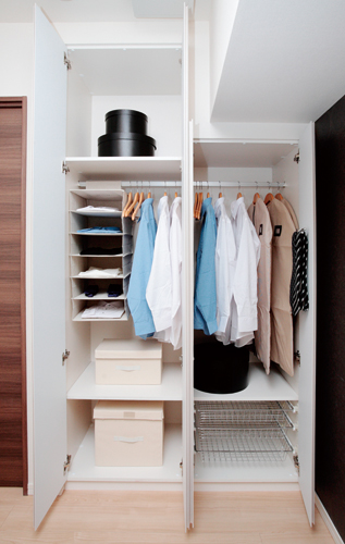 Receipt.  [System storage] Adopt a system storage "cartel" that boasts a traditional style and sophisticated design of the Italian taste. By combining the optional parts (paid), You can create a storage space to suit your lifestyle.