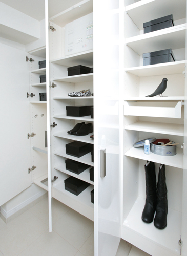 Receipt.  [To - Le type footwear input] The entrance, To was effectively using the height of the ceiling - Installation Le type footwear input. Firmly storage shoes that frequency of use is biased depending on the season, such as boots and sandals ・ You can organize. (C type until Harika height)