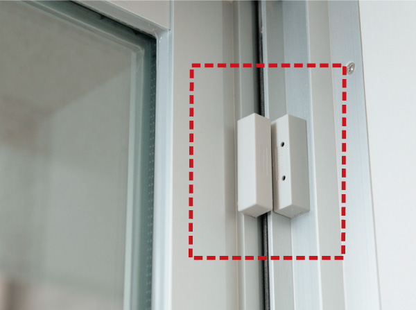 Security.  [Security magnet sensor] The windows and the entrance door of the dwelling unit, Set up a crime prevention magnet sensor to inform the suspicious person of intrusion. If it goes wrong, Alarm rang, Lamp is lit. It tells you quickly abnormal. Even at the time of night and long-term absence, On behalf of the residents to protect the safety of the residence. (Except for the surface gridded windows and FIX window)