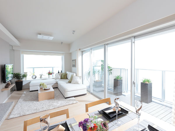 Room and equipment. Living the fresh wind is flowing full of sunshine ・ Dining, Bright living space which adopted a wide sash to produce a sense of openness.  ※ In the apartment gallery, living ・ Dining facilities can be confirmed. (The room is different from the one of this sale)