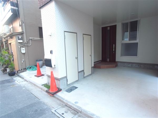 Local appearance photo. The car space part, Convenient storage with a little storeroom (A Building) 2013 / 10 shooting