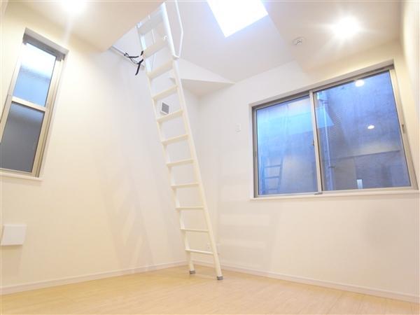 Non-living room. Convenient loft with a Western-style. It spreads chroma light from the top light. (B Building) 2013 / 10 shooting