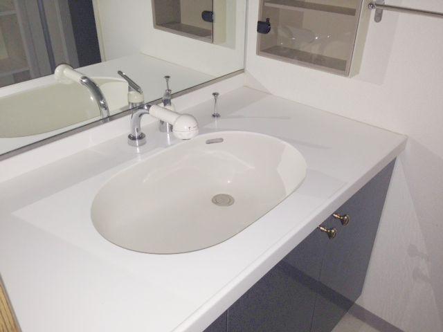 Wash basin, toilet. Wash basin