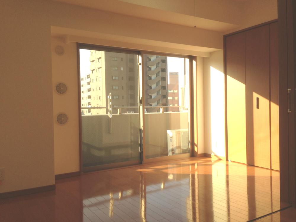 Non-living room. The living room has a good day, Can you use your spacious if you open a movable partition of the living.